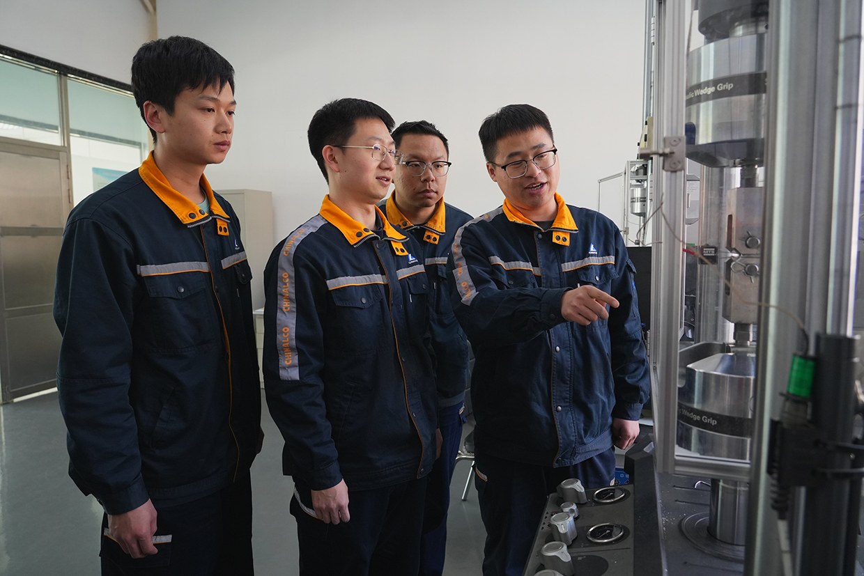 图为东轻科研人员在实验室进行试验。 吴士强 摄